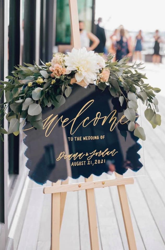 Bảng Welcome là yếu tố đầu tiên xuất hiện và cũng là điểm nhấn trong lễ cưới của bạn