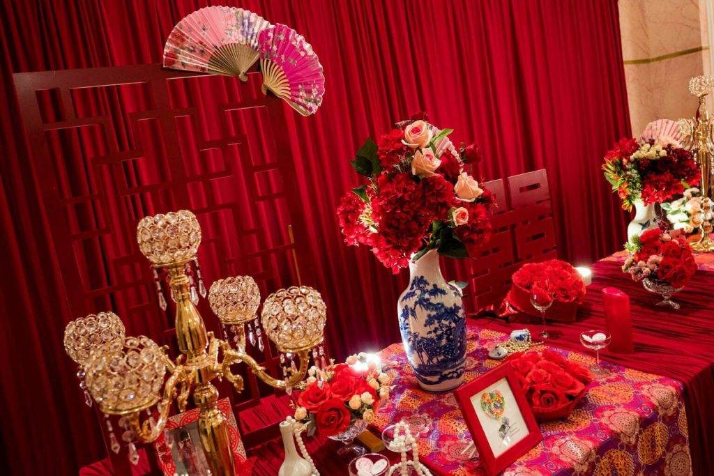2. Bàn Gallery phong cách cổ điển :