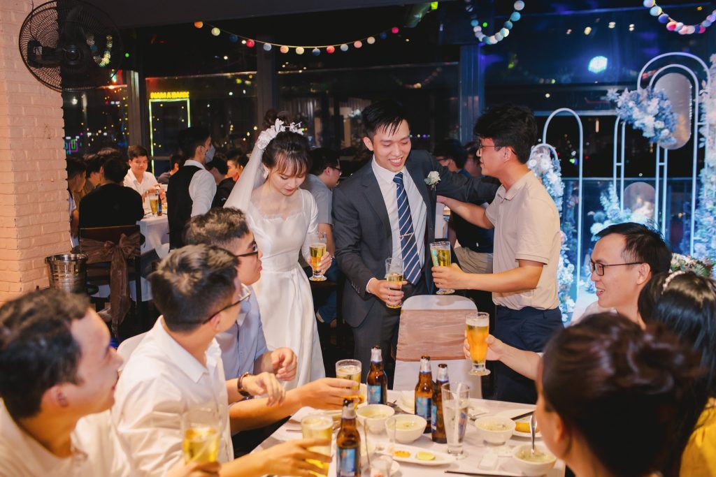 Cảm ơn khách mời và mời dùng tiệc