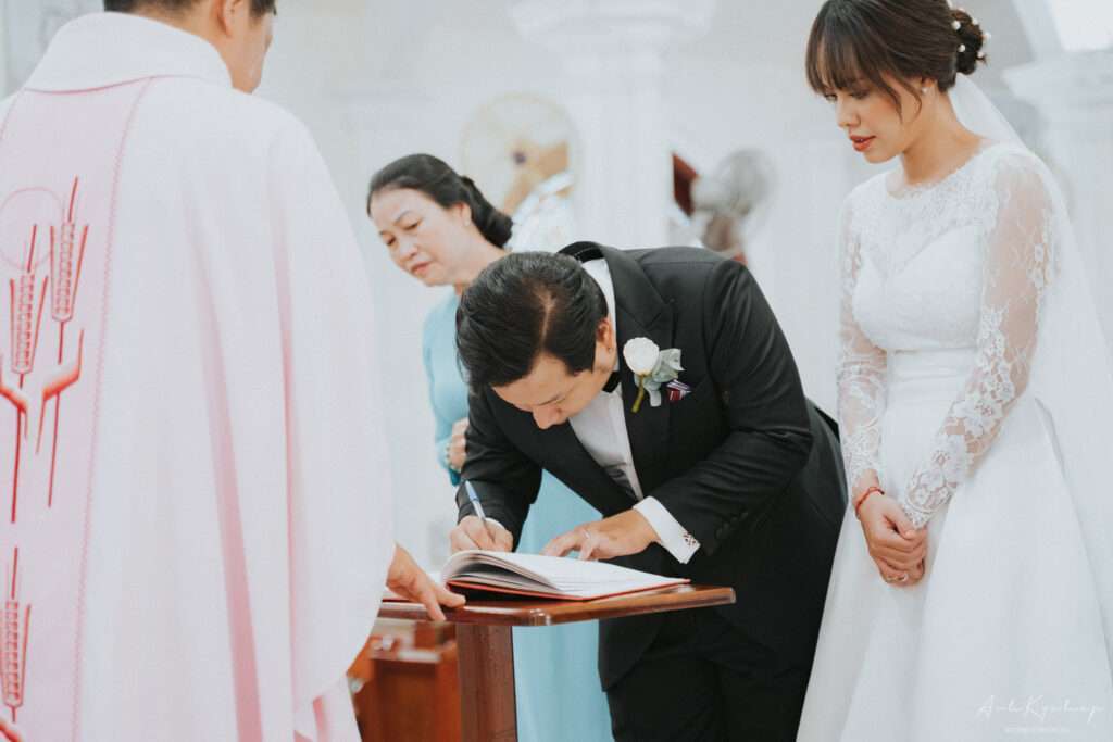 Ký tên vào sổ hôn phối